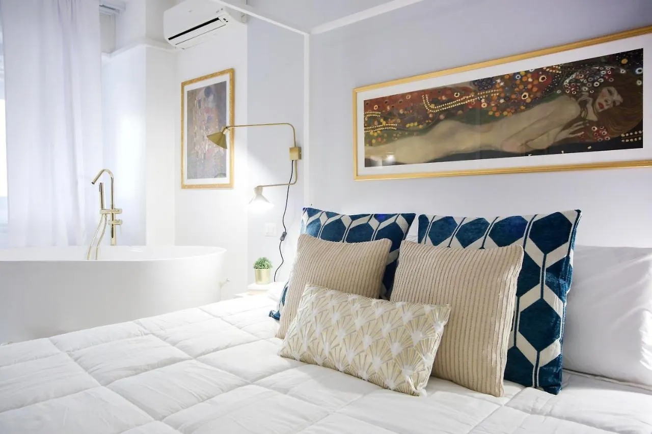 Apartment Glamorous Flat With Jacuzzi, King Size Bed And Small Balcony Perugia Italy