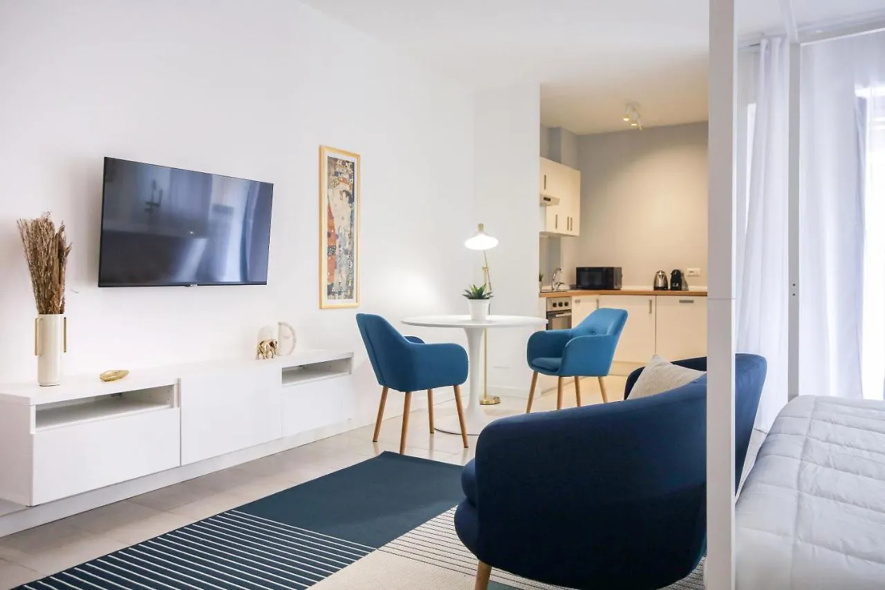 Glamorous Flat With Jacuzzi, King Size Bed And Small Balcony Perugia Apartment