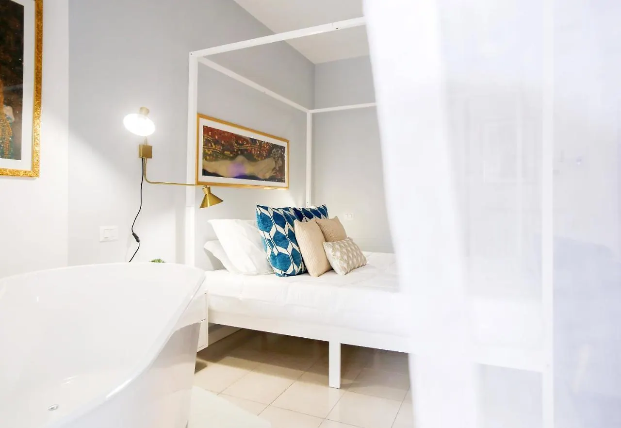 Glamorous Flat With Jacuzzi, King Size Bed And Small Balcony Perugia 0*,  Italy