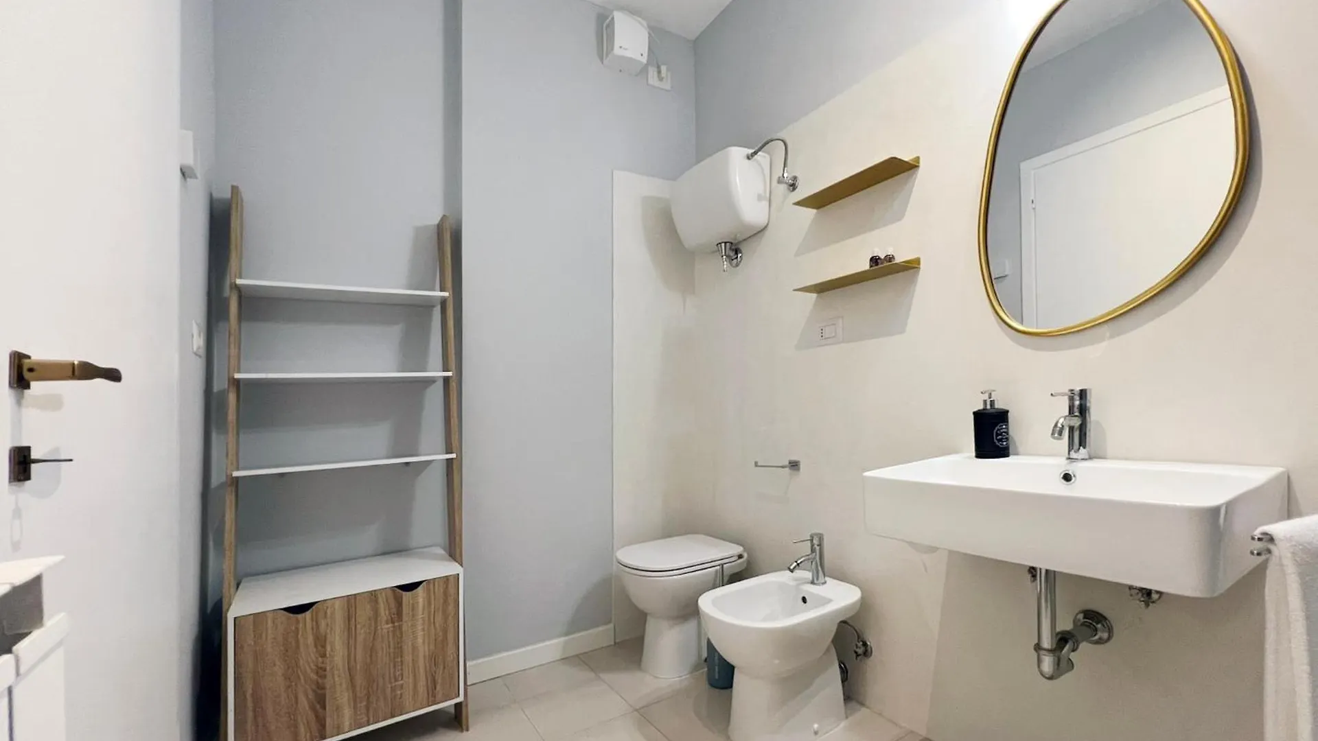 Glamorous Flat With Jacuzzi, King Size Bed And Small Balcony Perugia Italy