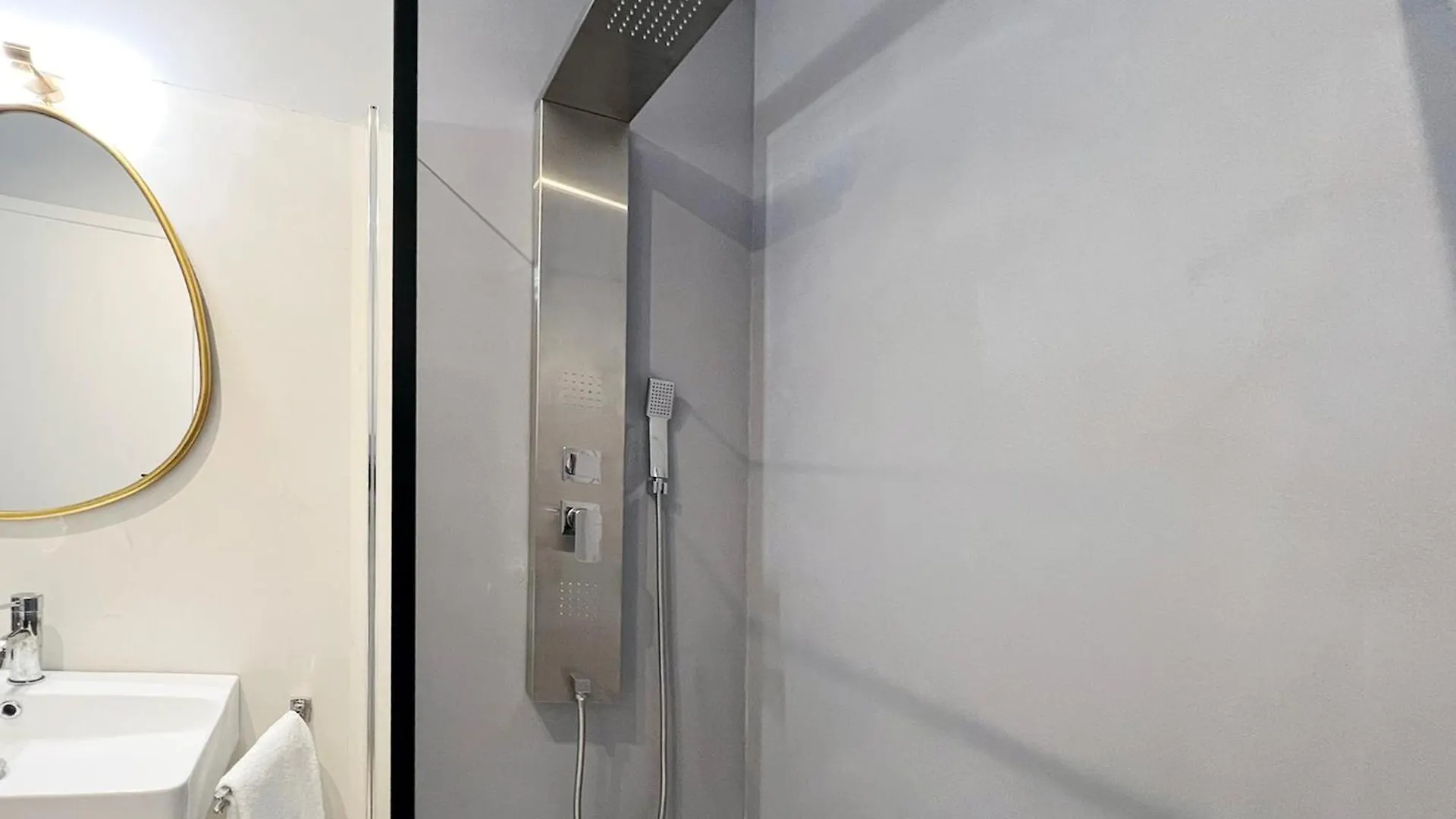 Glamorous Flat With Jacuzzi, King Size Bed And Small Balcony Perugia