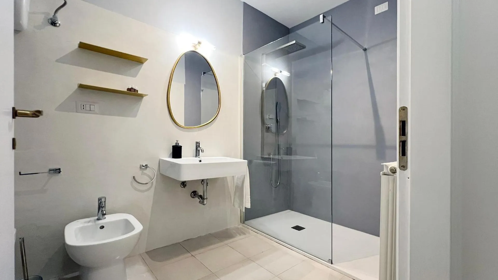 Apartment Glamorous Flat With Jacuzzi, King Size Bed And Small Balcony Perugia