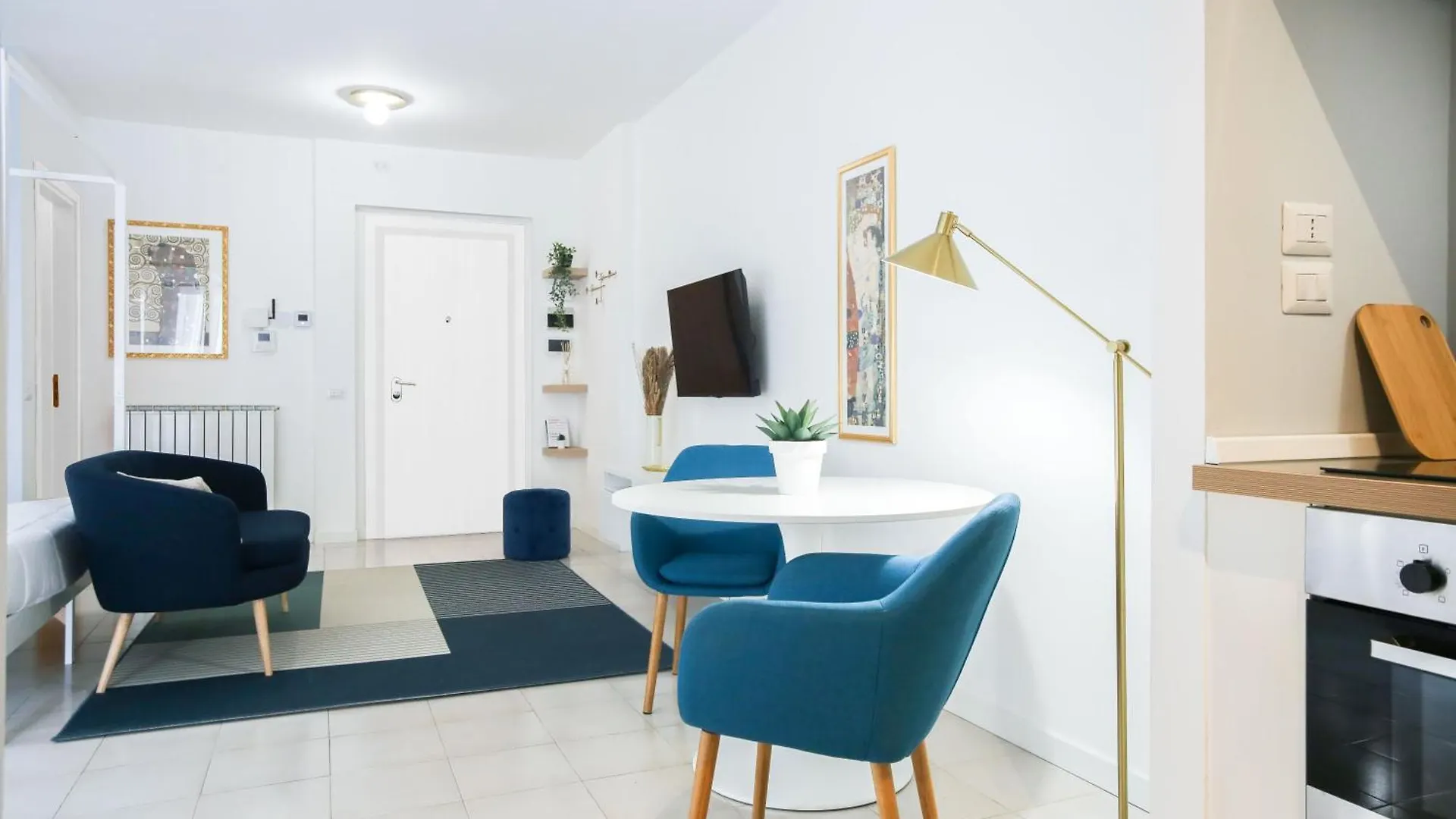 Glamorous Flat With Jacuzzi, King Size Bed And Small Balcony Perugia Italy